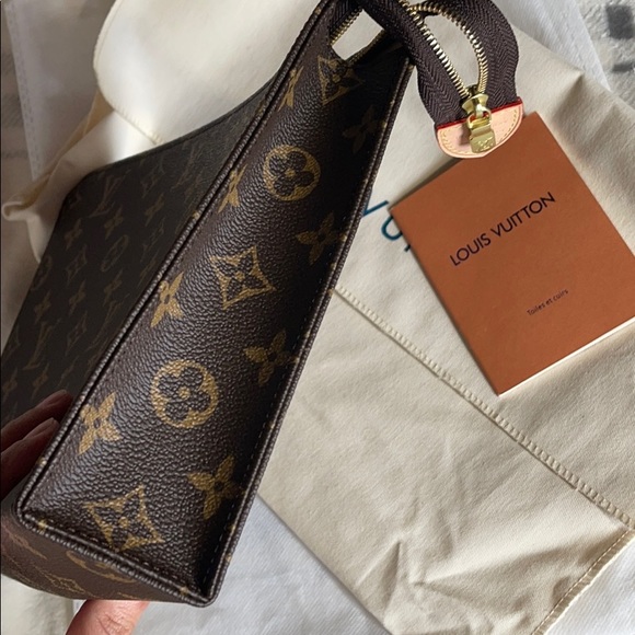Louis Vuitton Toiletry Pouch 26 - Picture 8 of 12